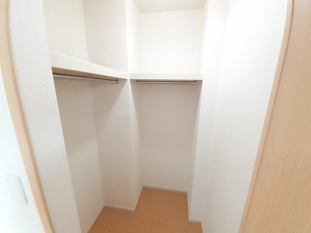 収納　※同建物の別のお部屋の写真です。