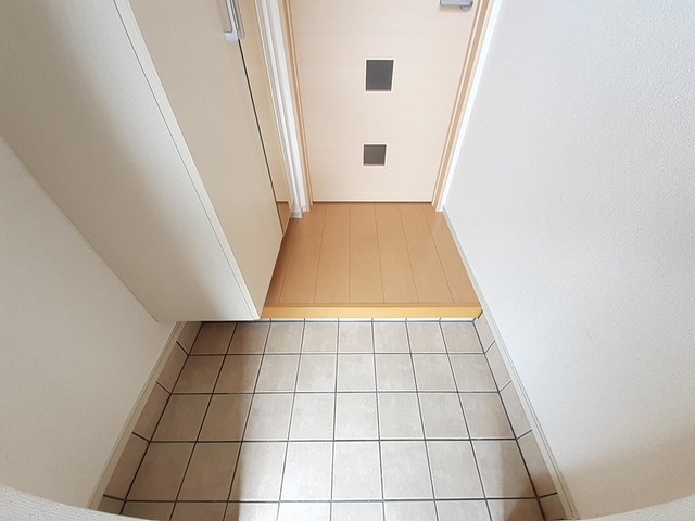 玄関　※同建物の別のお部屋の写真です。