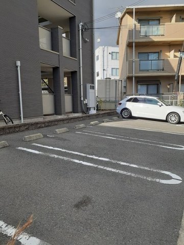 駐車場　駐車場があるので、車を買う予定の方も安心です