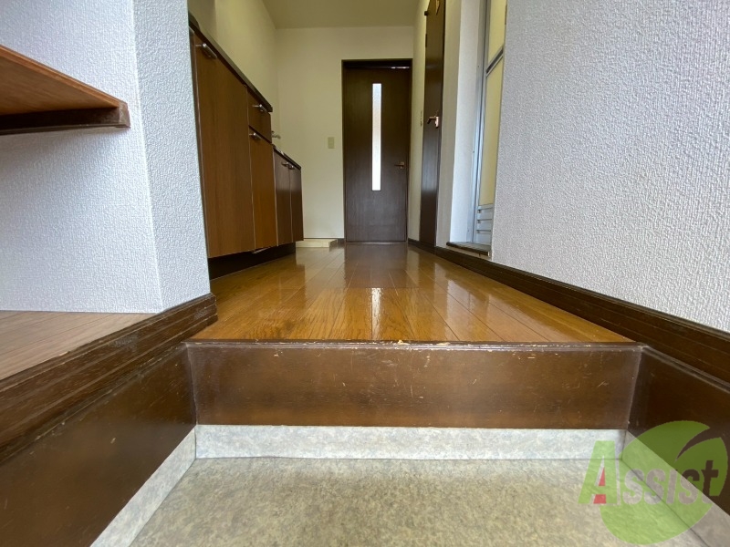 玄関　こちらが玄関です。玄関口が広く、荷物の持ち運びも安心です。