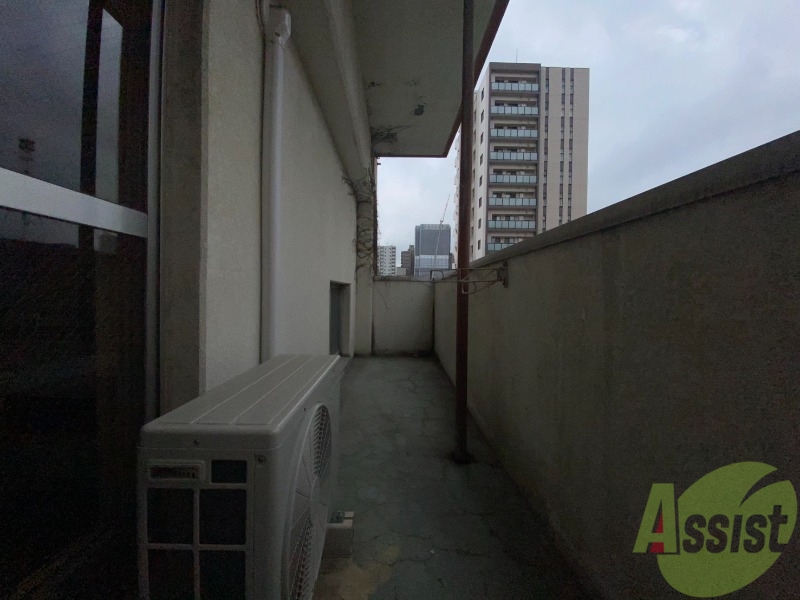 バルコニー　すぐ隣に建物がないので風通しも良さそうですね。