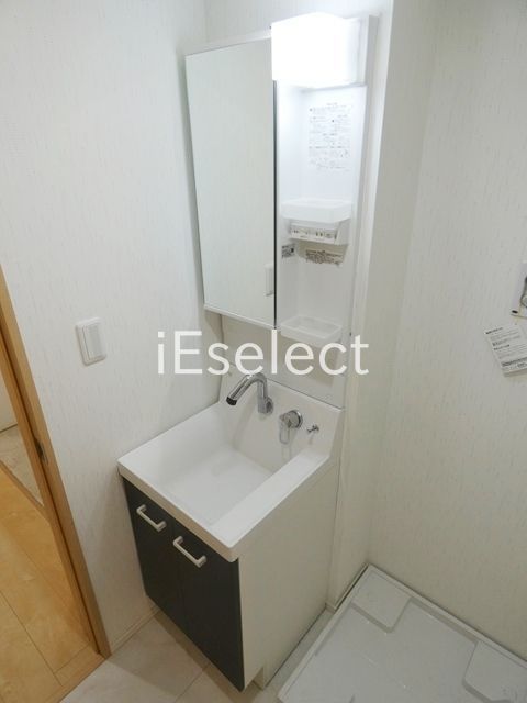 洗面設備　独立洗面化粧台で朝の準備もらくらく。