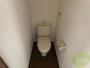 トイレ　こちらは清潔感のあるトイレです。うれしいポイントですね。
