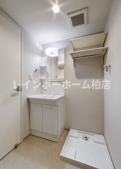 洗面設備　独立洗面台あり、毎朝おしゃれに忙しい女性の方におすすめです