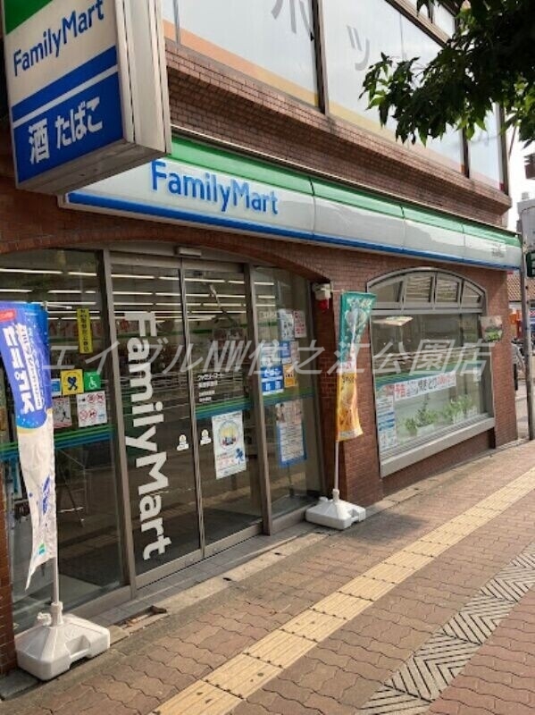 コンビニ　ファミリーマート長居駅西店（コンビニ）まで340m