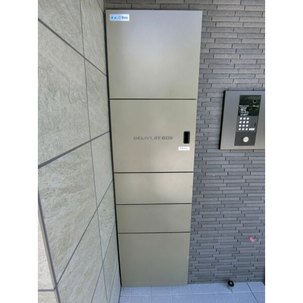 エントランス　宅配BOX付きで不在時の荷物の受け取りに便利です☆
