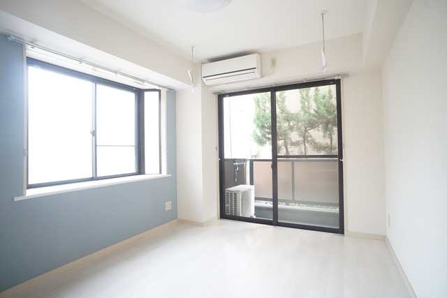居室・リビング　２面採光なので、明るく風通しのよい過ごしやすいお部屋です♪