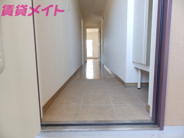 玄関　同物件別部屋参考写真です。
