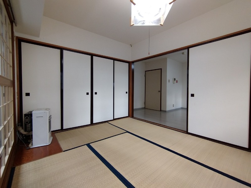 その他部屋・スペース　６畳の和室です。窓が大きく明るい印象です。