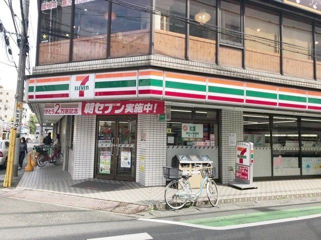 コンビニ　セブンイレブン越谷駅東口店（コンビニ）まで180m