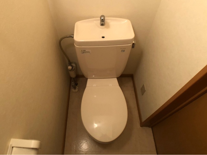 トイレ　広々お使いいただけるお手洗いになっています。