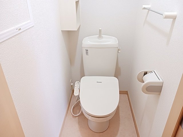 トイレ　落ち着いた色調のトイレです