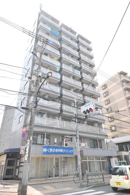 建物外観　♪バス通り沿いで明るい道を通り帰れ安心！♪