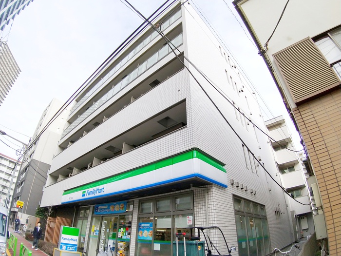 コンビニ　ファミリーマート（コンビニ）まで150m