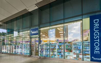 ドラックストア　トモズＴｈｉｎｋＰａｒＫ店（ドラッグストア）まで454m