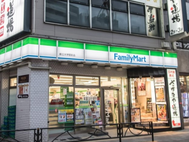 コンビニ　ファミリーマート 都立大学駅前店（コンビニ）まで165m