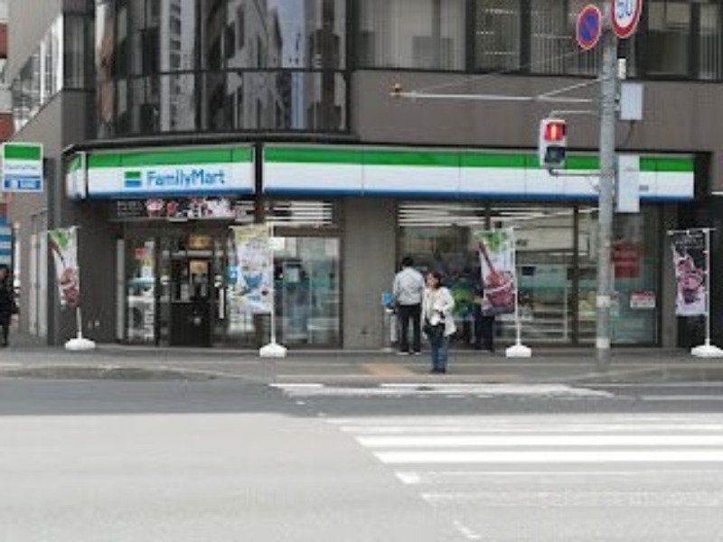 コンビニ　ファミリーマート札幌北1条西20丁目店（コンビニ）まで138m