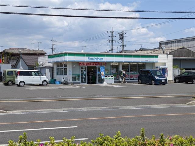 コンビニ　ファミリーマート（コンビニ）まで710m