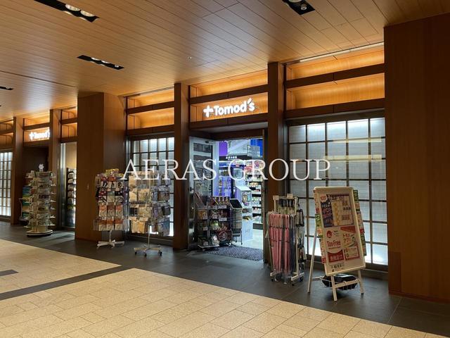 ドラックストア　トモズ 東京ミッドタウン店（ドラッグストア）まで584m
