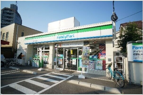 コンビニ　ファミリーマートJR吉塚駅店（コンビニ）まで750m