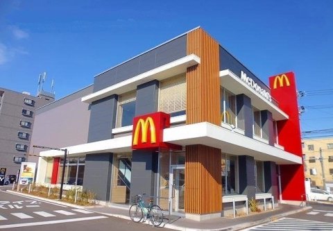 飲食店　マクドナルド 城町店（飲食店）まで682m