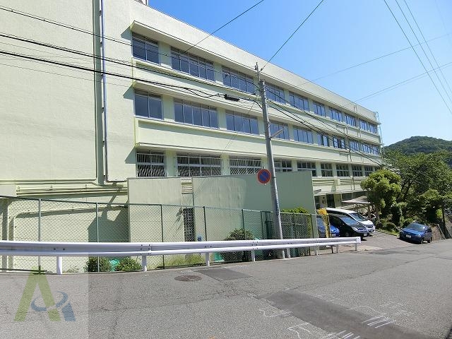 中学校　神戸市立雲雀丘中学校（中学校）まで1128m