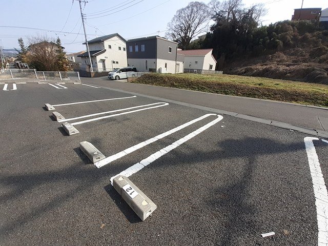 駐車場　駐車場があるので、車を買う予定の方も安心です