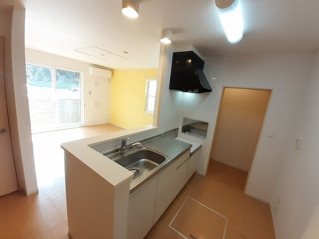 キッチン　コンパクトなキッチンで掃除もラクラク