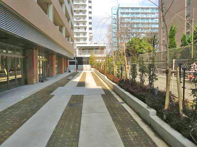 駐車場　入居者用駐車場（立体）までの通路。