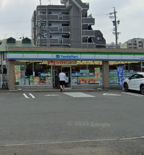 コンビニ　ファミリーマート 名西名塚町店（コンビニ）まで581m
