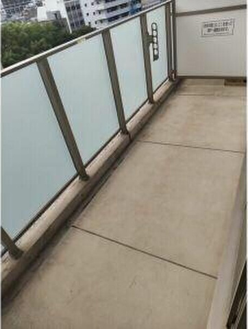 バルコニー　※写真は同じマンションの違う部屋のものになります。
