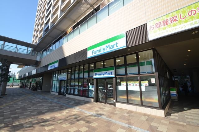 コンビニ　ファミリーマート武蔵浦和駅店（コンビニ）まで610m