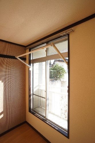バルコニー　室内側には物干しが付いているので雨天時でも洗濯ができます！