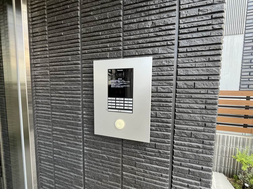 建物外観　オートロック付き、防犯対策の一つです。
