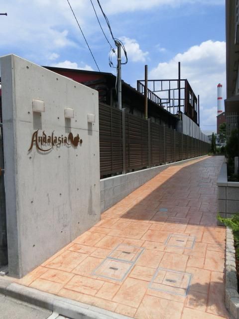 エントランス　玄関前はオシャレな通路です。