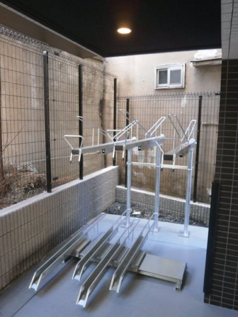駐車場　庭