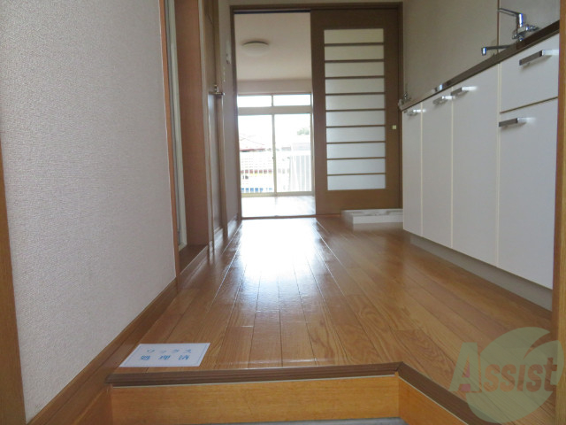 玄関　外から玄関を撮影してみました。広いリビングに繋がっています。
