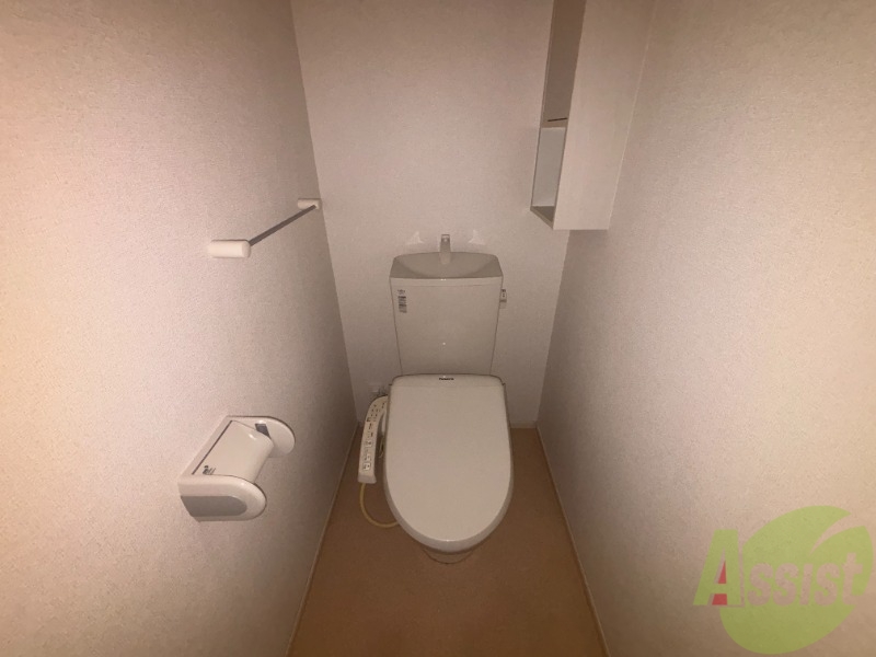 トイレ　トイレは温水洗浄便座です。シンプルな雰囲気になっています。