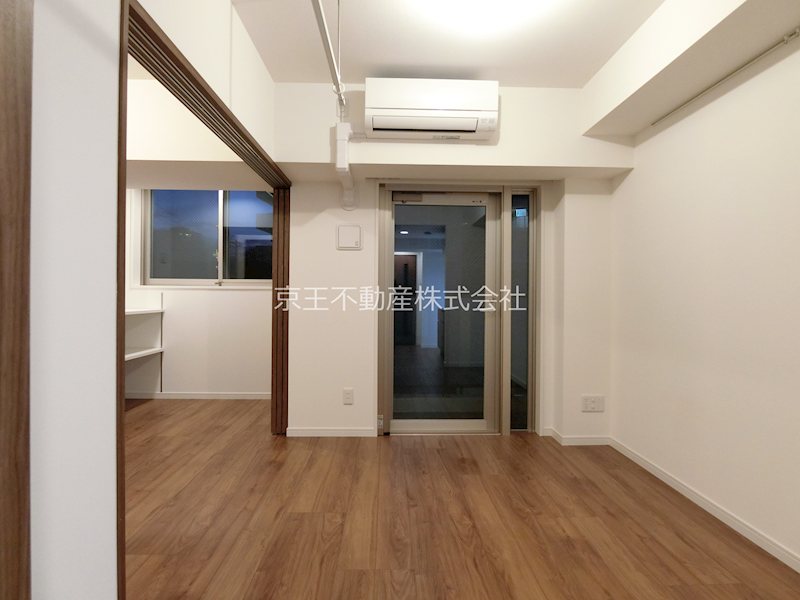 居室・リビング　木目調の落ち着く雰囲気のお部屋です