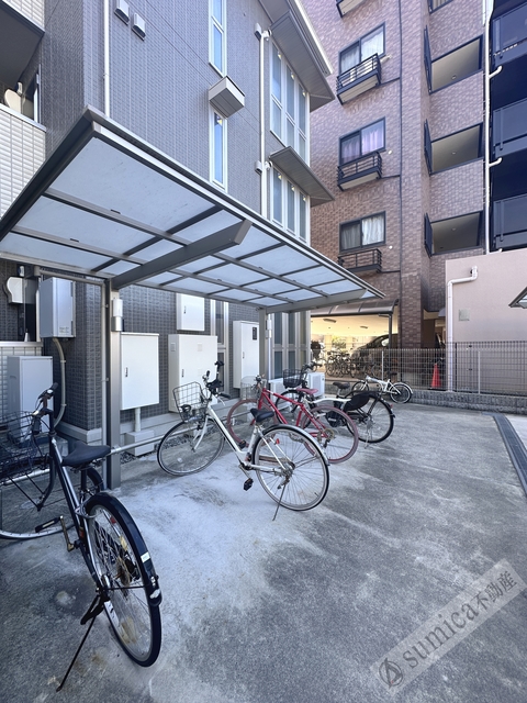 駐車場　屋根付きの駐輪場で雨の日も安心♪