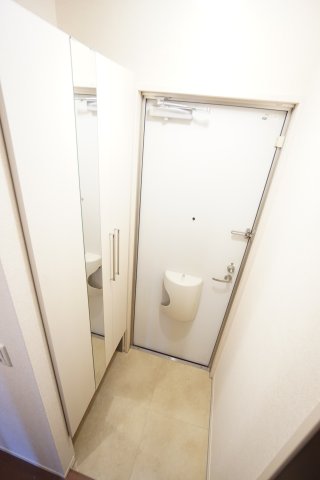 玄関　※同物件、同タイプの写真になります。