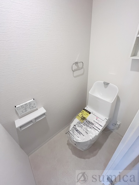 トイレ　人気アイテムの温水洗浄便座。清潔感のあるトイレです。