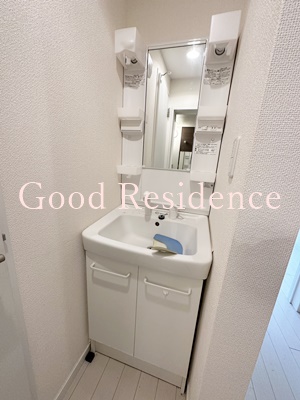 洗面設備　【南向きの明るいお部屋です】
