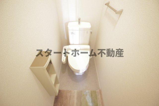 トイレ　落ち着いた色調のトイレです