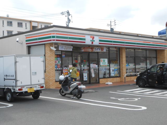 コンビニ　セブンイレブン（コンビニ）まで260m