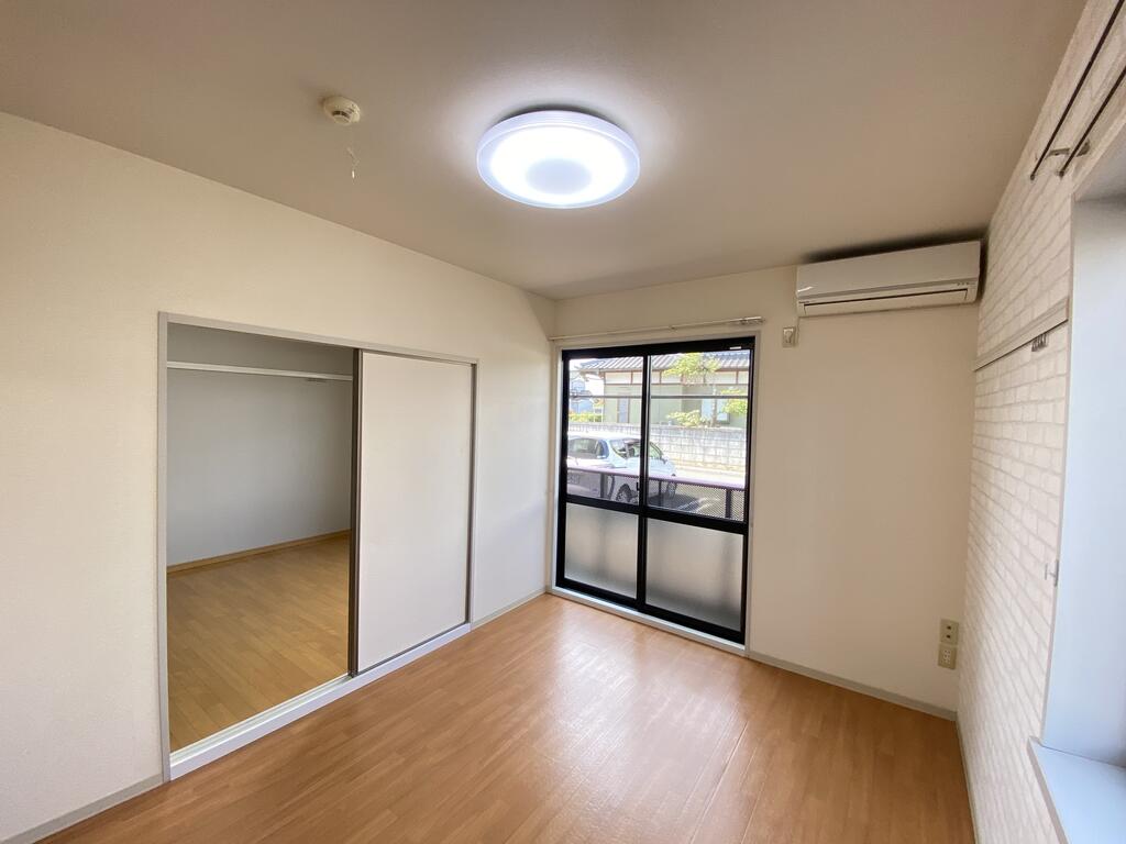 居室・リビング　写真は角部屋です。