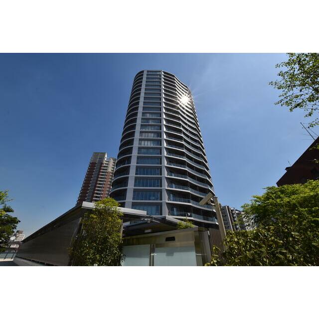 建物外観　鉄筋コンクリート造のがっちりとした建物。