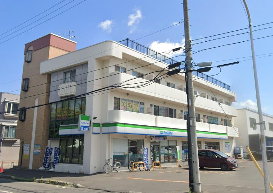コンビニ　ファミリーマート札幌南8条西18丁目店（コンビニ）まで184m