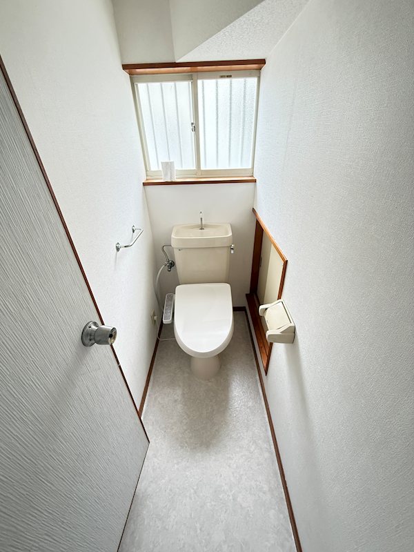寄居町鉢形貸家のトイレ写真