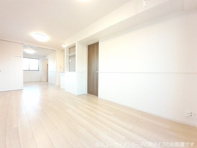 東武小泉線 西小泉駅 徒歩16分 2階建 築3年の居間写真
